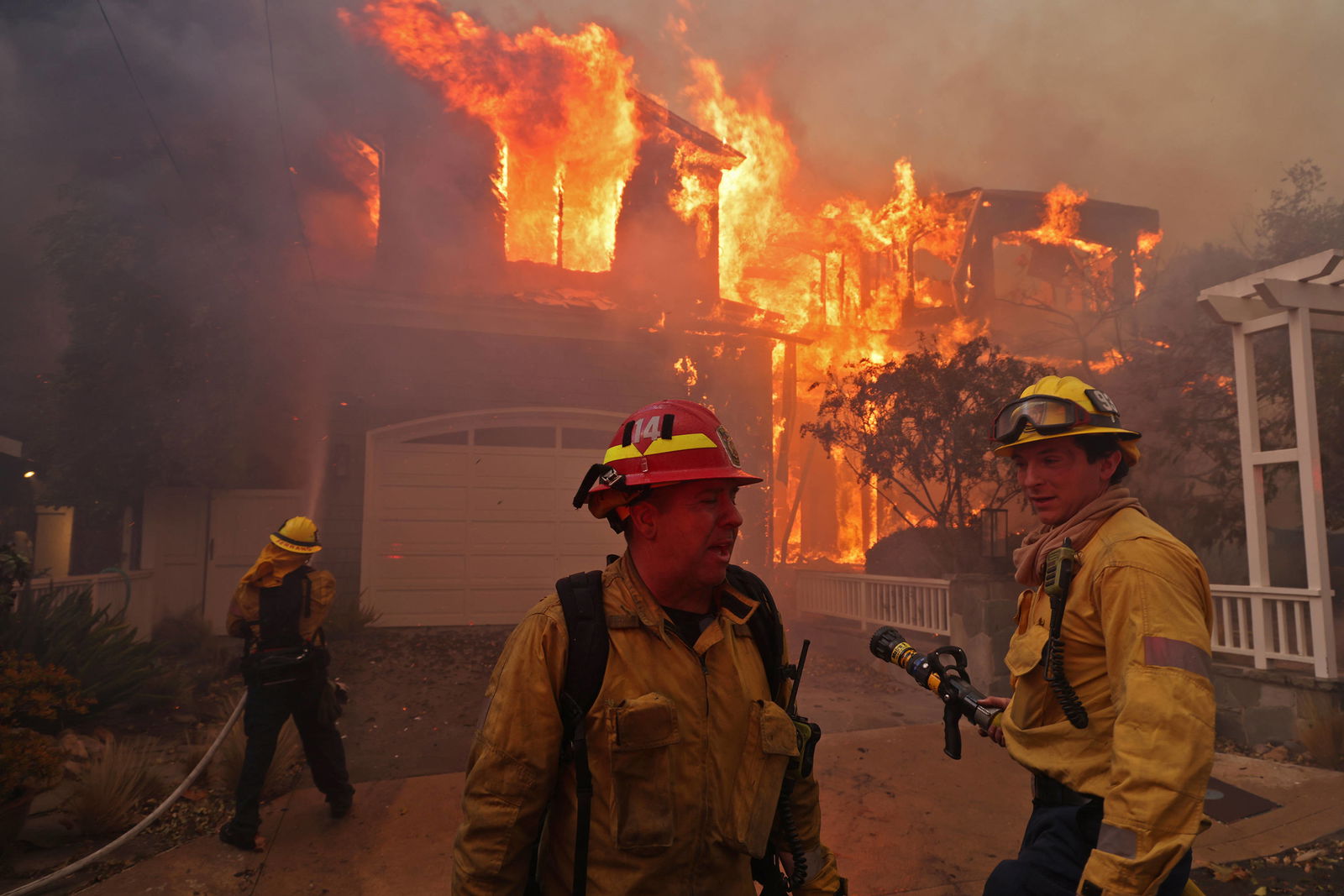 Am 7. Januar 2025 in Los Angeles, Kalifornien, USA: Feuerwehrleute bekämpfen ein brennendes Haus in der Bollinger Dr in Pacific Palisades.