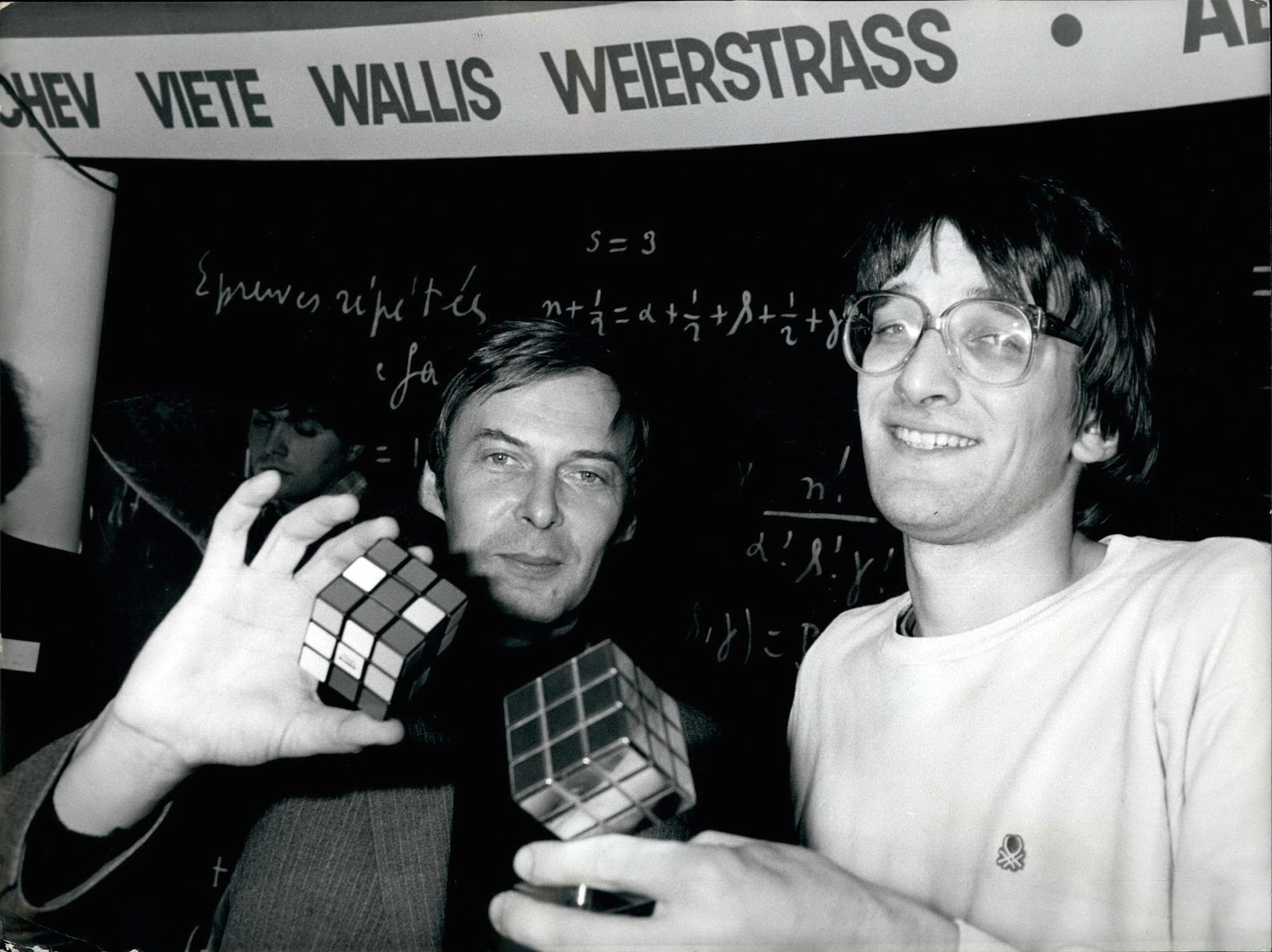 Oktober 1981: Der Sieger der Rubik's-Cube-Meisterschaft, Jérôme Jean Charles (rechts), zusammen mit Ernő Rubik (links)