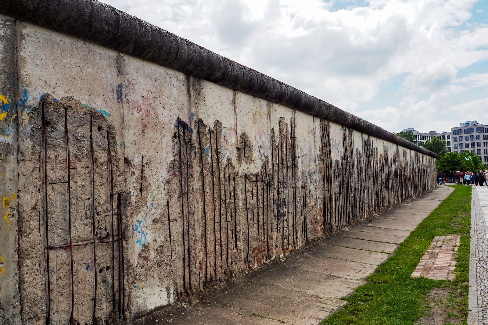 Berlin, Deutschland. Überreste der alten Berliner Mauer entlang des historischen Mauerweges.
