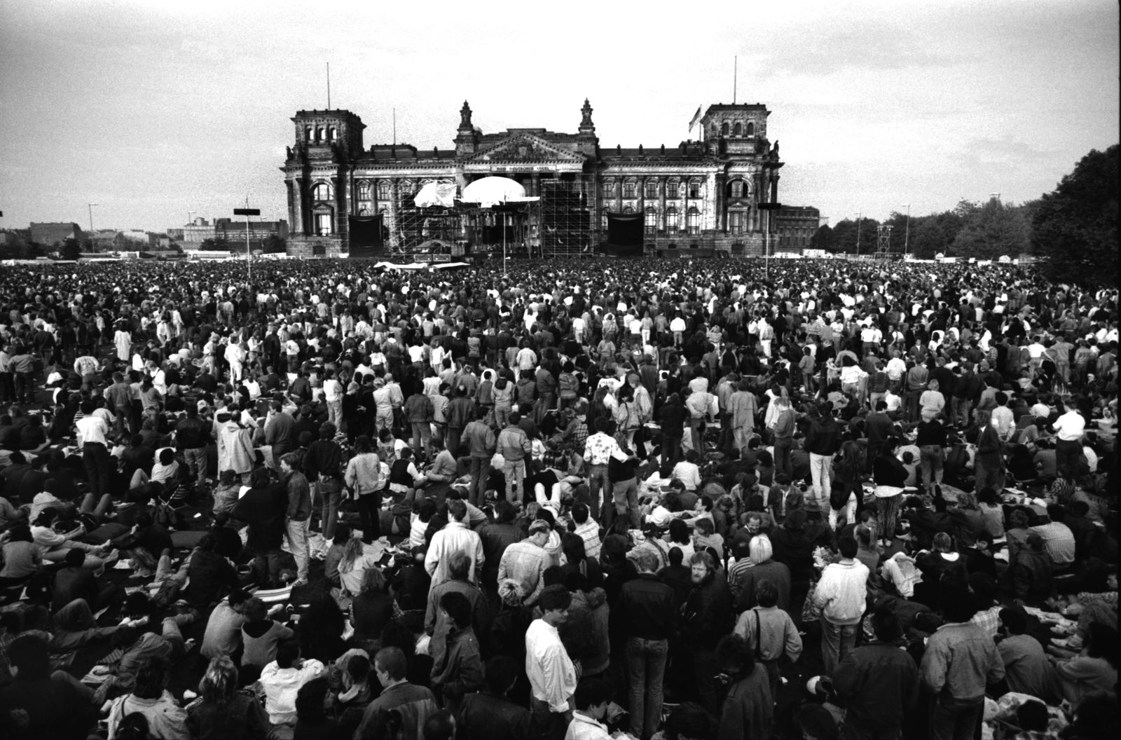 Berlin - 6. Juni 1987 Tausende Fans warten vor dem Berliner Reichstag auf ein Konzert von David Bowie
