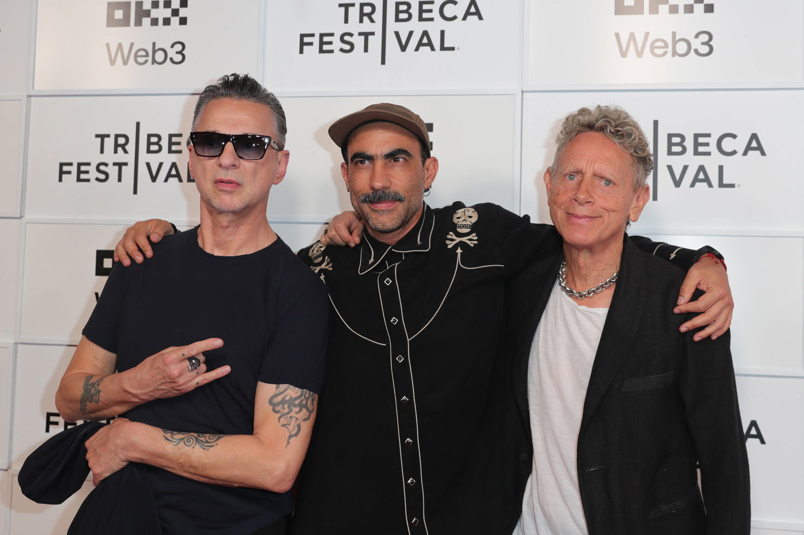Dave Gahan, Regisseur Fernando Frías und Martin Gore bei der Weltpremiere von „Depeche Mode: M“ beim Tribeca Festival 2025