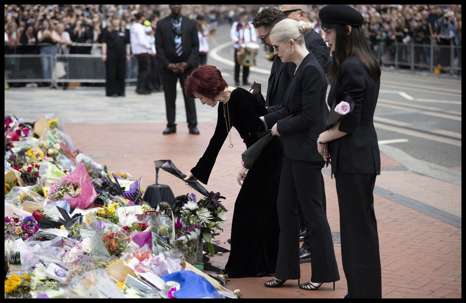 Sharon Osbourne mit den fünf Kindern von Ozzy an der Black Sabbath Bridge