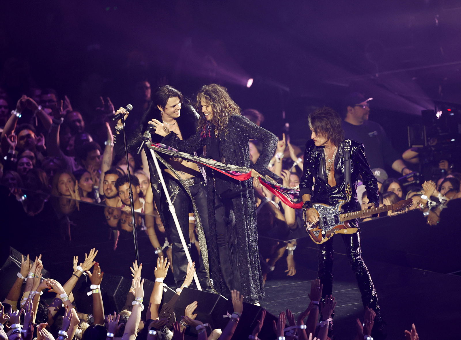 Yungblud, Steven Tyler und Joe Perry traten am Sonntag, den 7. September 2025, bei den MTV Video Music Awards 2025 in der UBS Arena in Elmont, New York, auf.