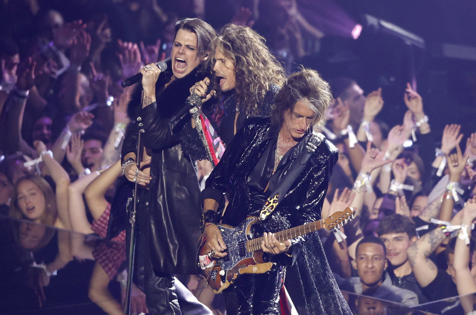 Yungblud, Steven Tyler und Joe Perry traten am Sonntag, den 7. September 2025, bei den MTV Video Music Awards 2025 in der UBS Arena in Elmont, New York, auf.