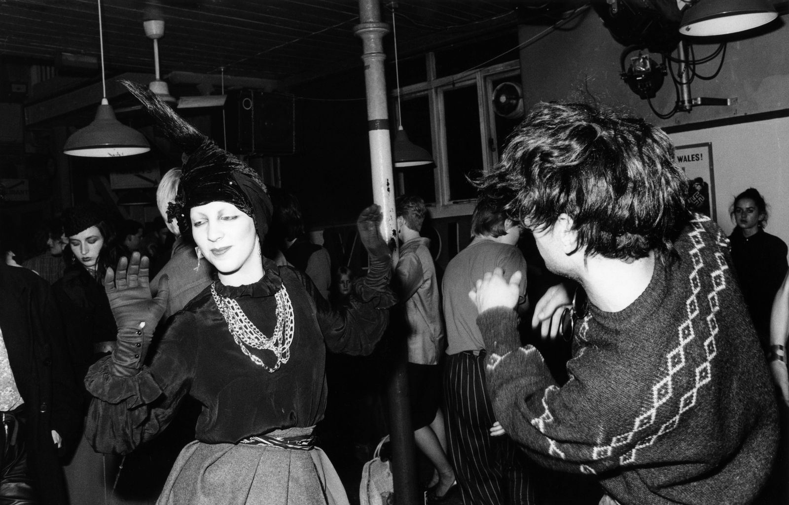 Eine New-Romantic-Frau tanzt im Blitz Club, London (1981)