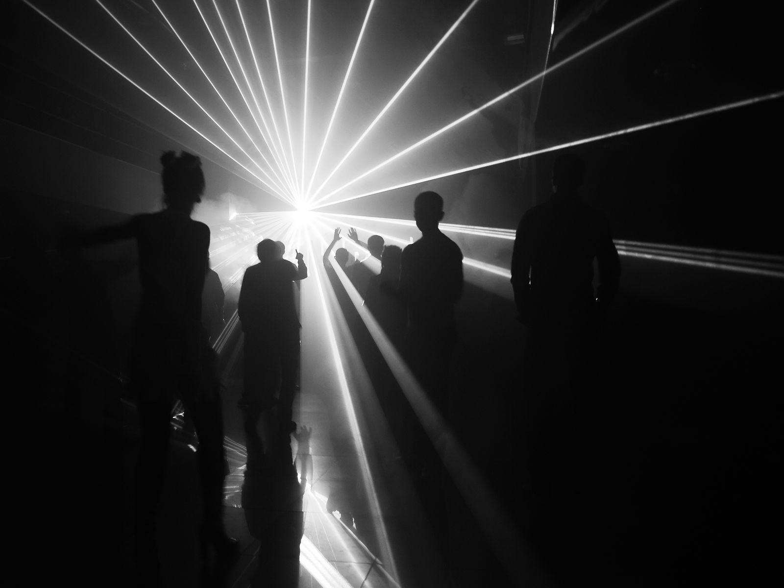 Menschen tanzen in einem Club