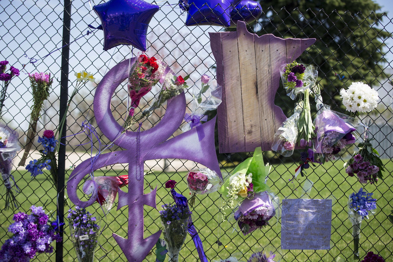 Das Prince-Symbol und die Flagge von Minnesota hängen am Tor vor Princes Haus im Paisley Park. (2016)