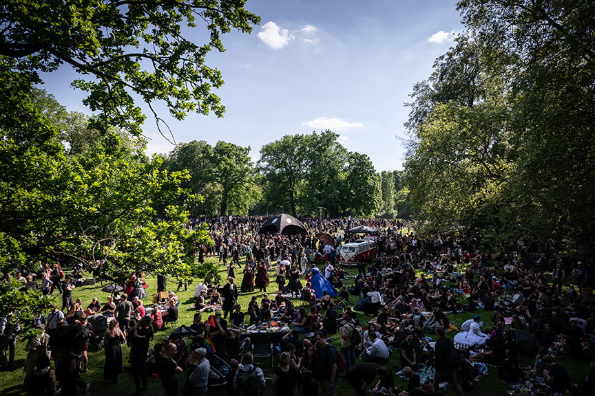 80s80s beim Wave-Gotik-Treffen | Das Viktorianische Picknick im Clara-Zetkin-Park