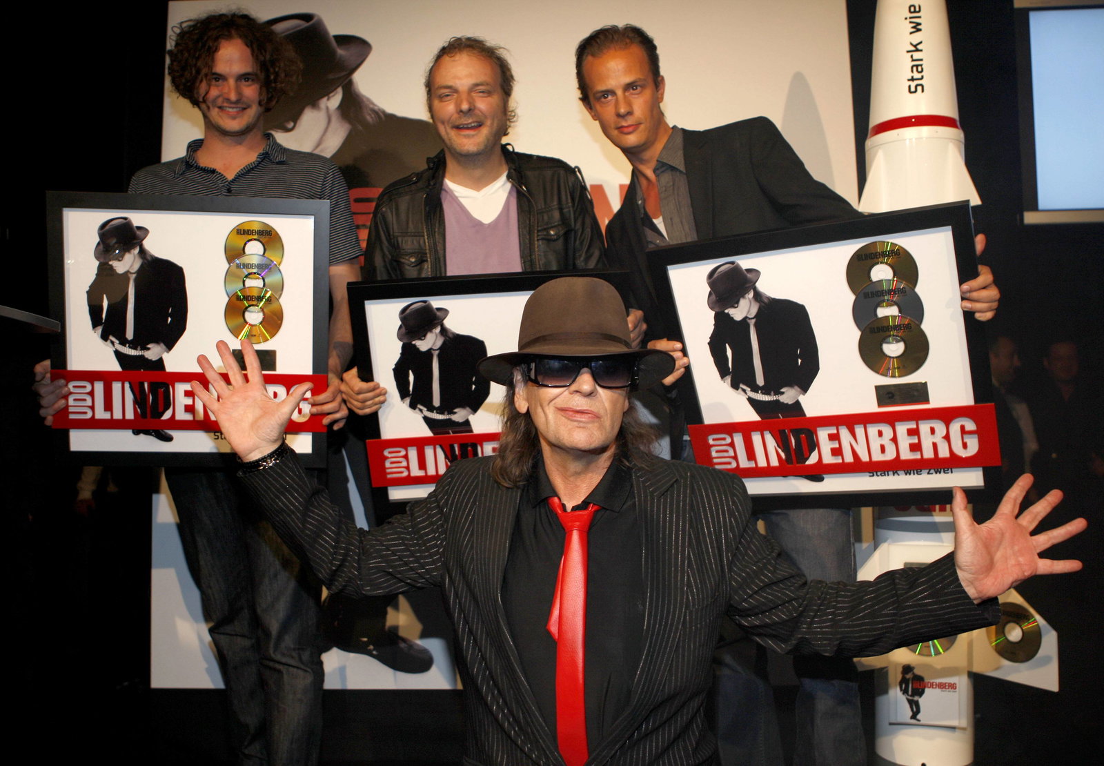  Udo Lindenberg mit Andreas Herbig, Henrik Menze und Peter Seifert anlässlich der Verleihung von Triple Gold für seine Album - Stark wie zwei - in Hamburg