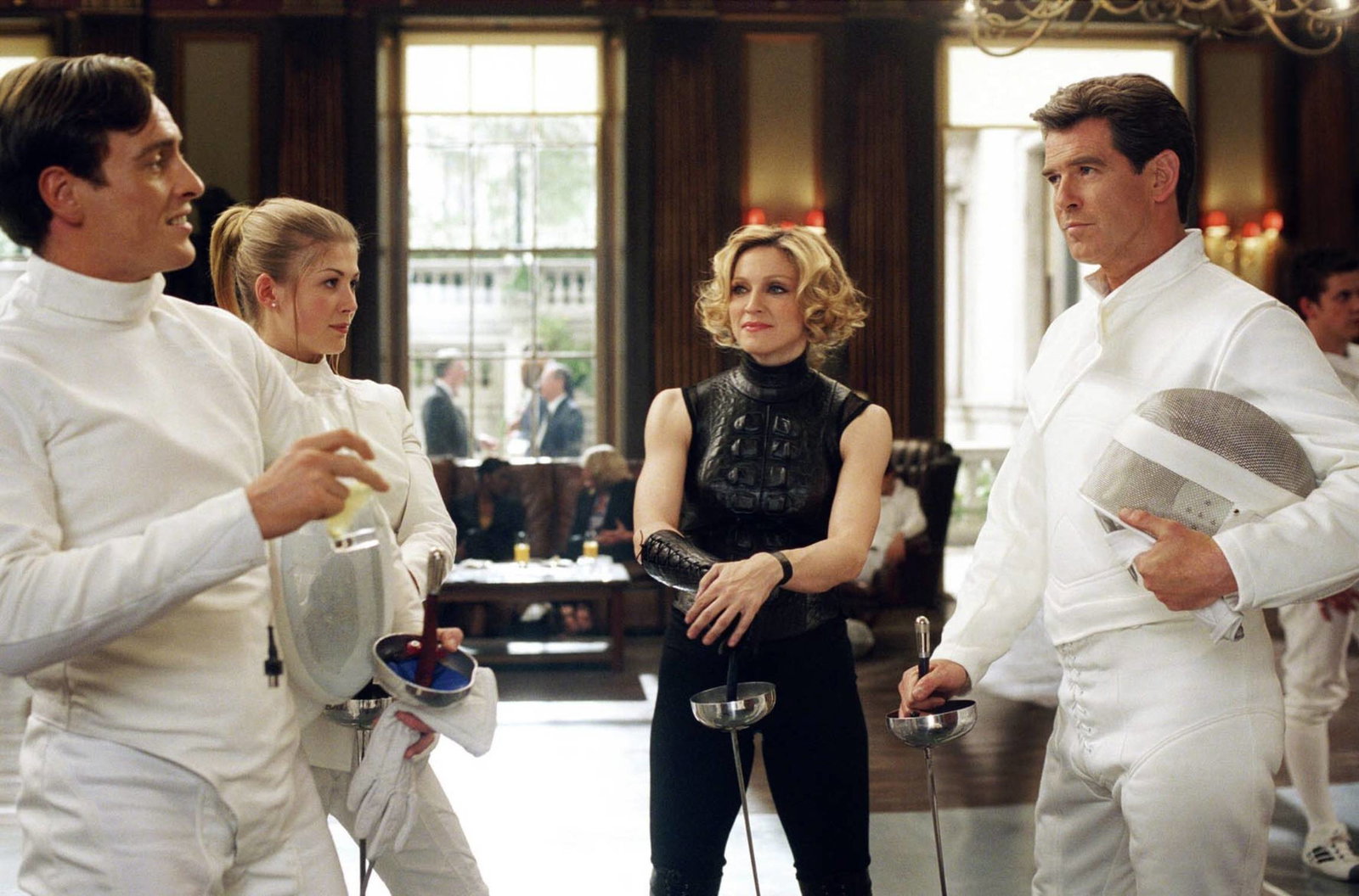 Madonna & Pierce Brosnan während der Dreharbeiten zum Film "James Bond 007 - Stirb an einem anderen Tag"