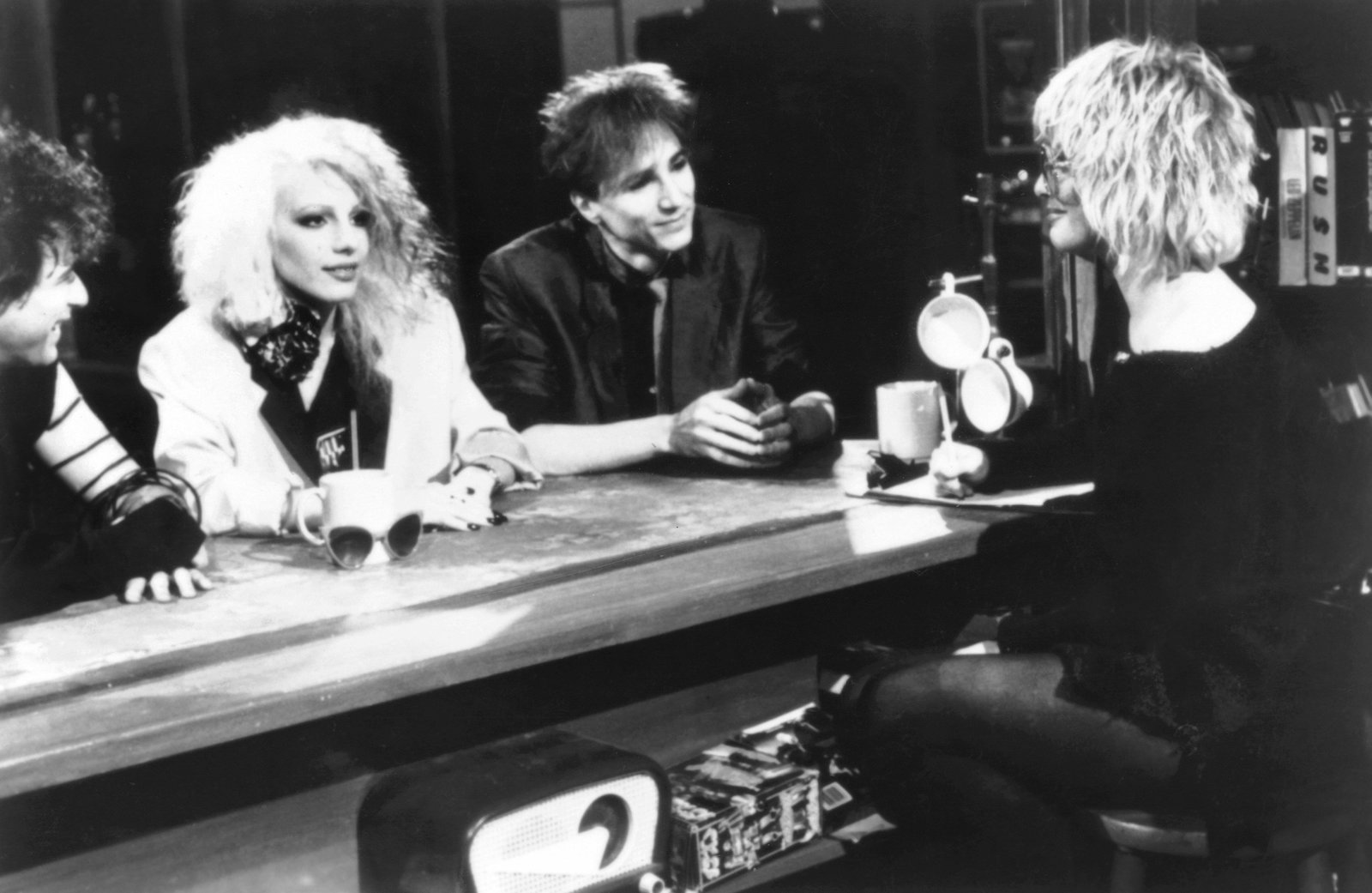 Missing Persons (von links): Warren Cuccurullo, Dale Bozzio, Terry Bozzio, mit MTV VJ Nina Blackwood (1982)