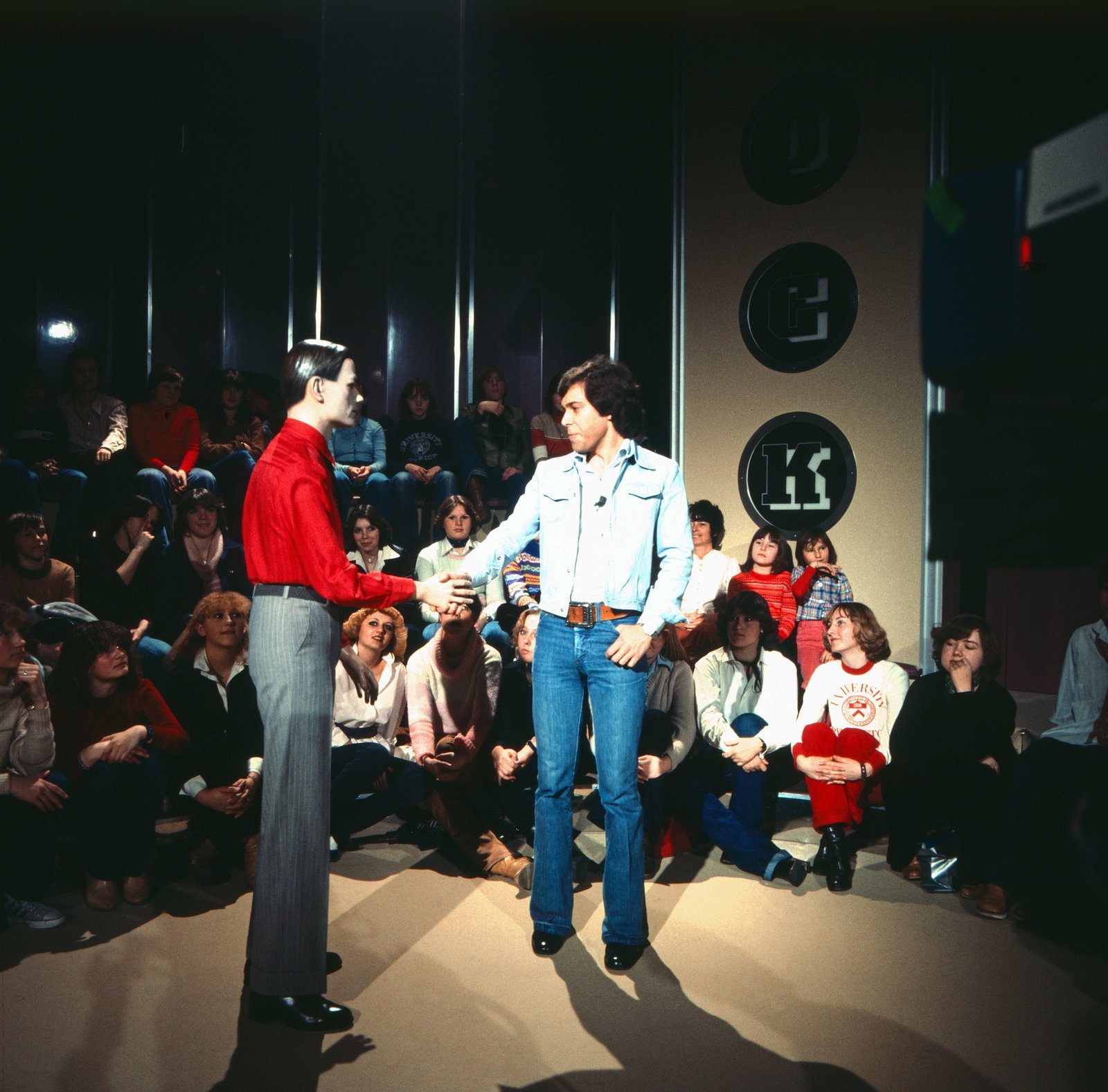 Moderator Christian Simon begrüßt einen Roboter der Band Kraftwerk (1978)