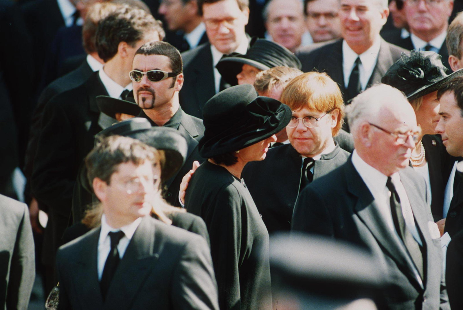 George Michael & Elton John bei der Trauerfeier für Prinzessin Diana (1997)