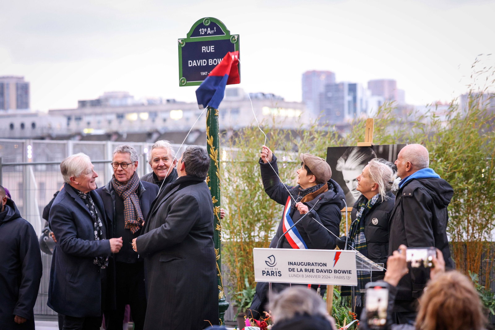 Paris, Frankreich, 8. Januar 2024: Einweihung der Rue David Bowie im 13. Arrondissement von Paris.