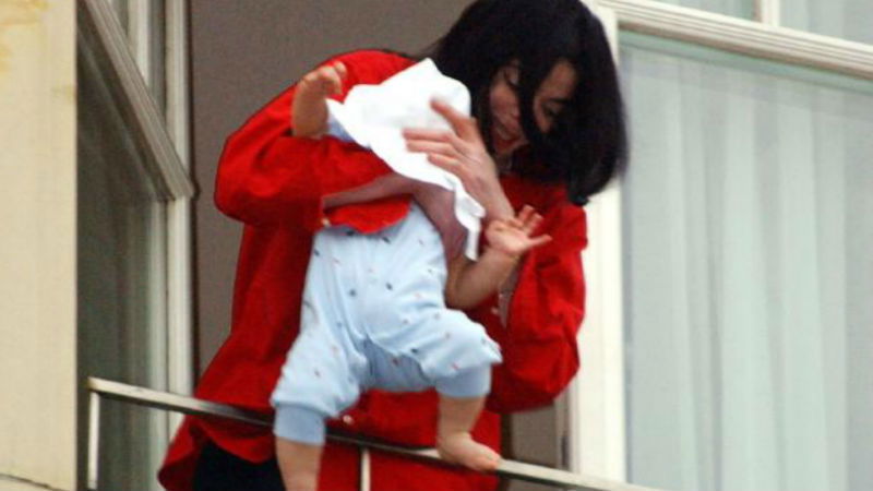 Michael Jackson auf dem Balkon des Hotel Adlon