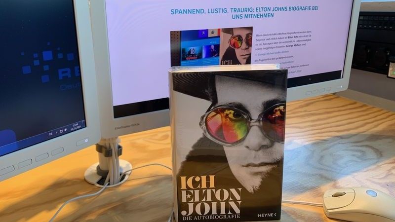 Elton John Bio auf Schreibtisch