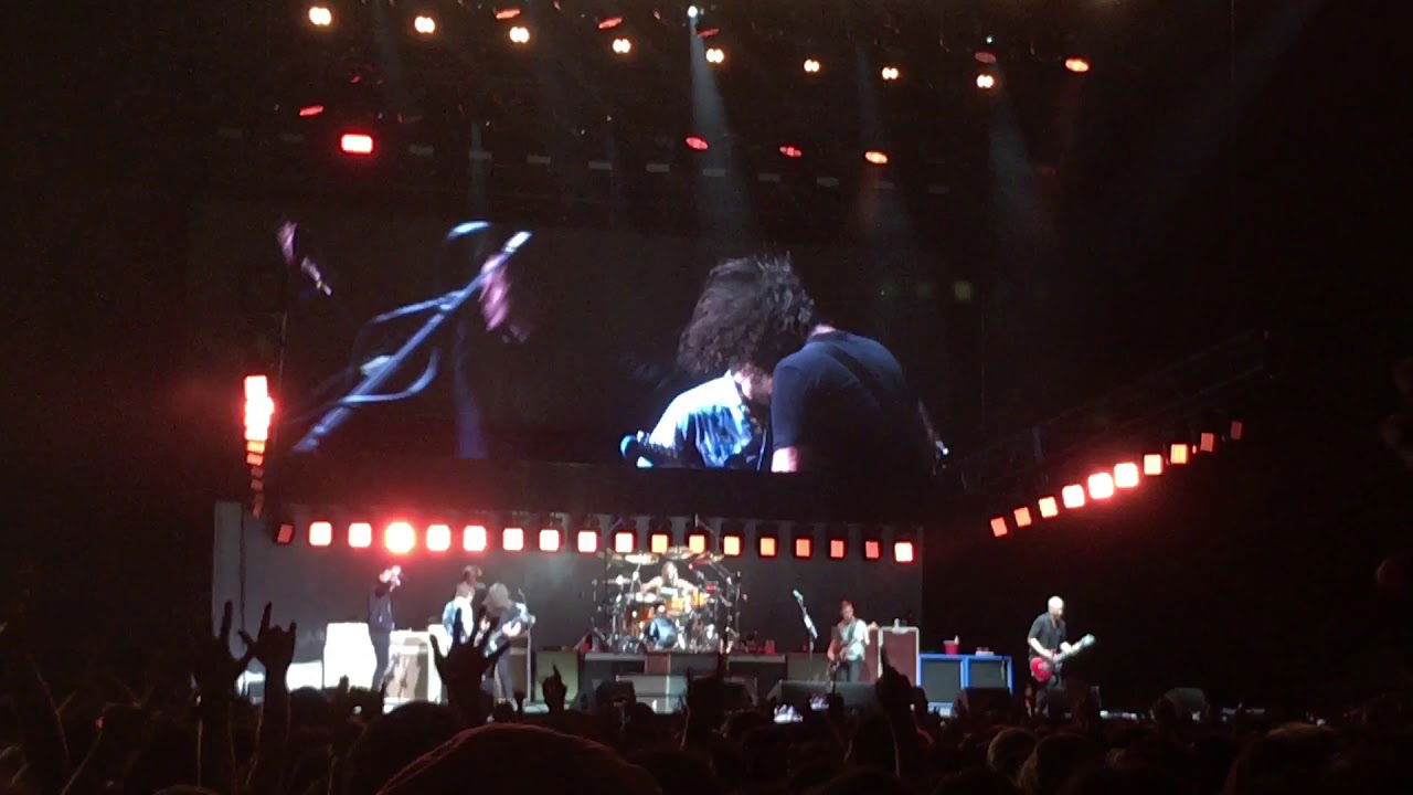 Die Foo Fighters und Rick Astley singen "Never Gonna Give You Up"