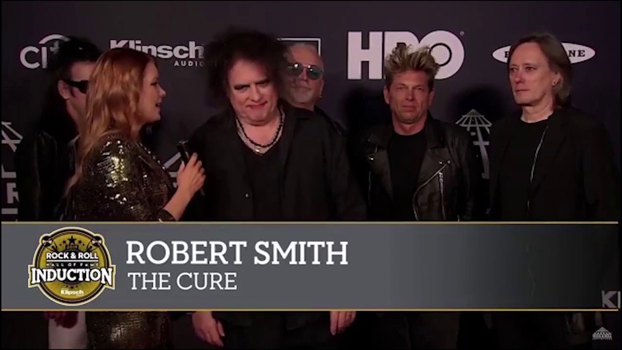The Cure in den Fängen einer Klatschreporterin im Rahmen der Verleihung