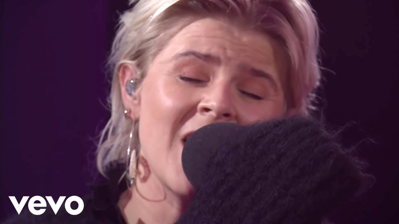 Robyn singt "Last Christmas"