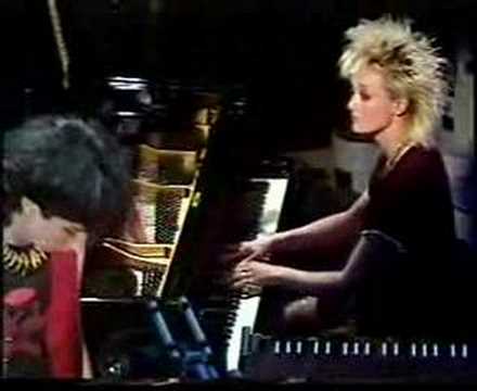 MARC & THE MAMBAS - IN MY ROOM